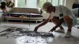 Wang Xiaojiu, un peluquero de Jilin (China), crea personajes de cómics con el pelo que cae al suelo tras el servicio. El barbero ha versionado superhéroes como el Capitán América, Iron Man, Spiderman y Wolverine (Lobezno)