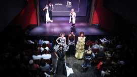 Un centenar de invitados se deleitó con la puesta en escena  exuberante y bulliciosa de la colección para este otoño-invierno de la firma. Ten Image versionó el ambiente de un cabaret berlinés en el teatro barcelonés El Molino, el 19 de septiembre