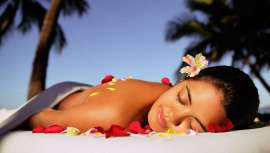 Este masaje, de origen hawaiano, es como una danza al recorrer todo el cuerpo a ritmo de música hawaiana. Suele combinar aromaterapia y musicoterapia