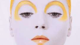 El libro, editado por Rizzoli, guía al lector en un viaje a través de la historia del maquillaje, el estilo y el color característicos de la casa Dior desde sus orígenes