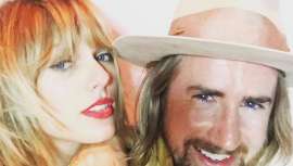 La cantante estadounidense luce un peinado más capeado y desenfadado sobre un rubio dorado más suave