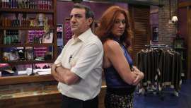 El pasado 19 de septiembre se iniciaron las grabaciones de esta sitcom en los estudios de RTVE en Sant Cugat (Barcelona). La historia refleja el día a día entre peluqueros, clientes y vecinos 