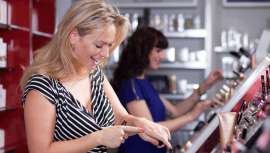 El estudio muestra que las mujeres residentes en España gastaron por término medio 24,58 euros en este tipo de productos