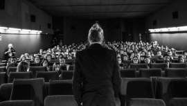 El pasado 2 de octubre se presentó la primera película dirigida, protagonizada y producida por un peluquero. Valencia acogió el estreno de este corto que supone una oda a la vida, la libertad, la poesía, la música y la belleza 