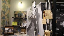 La barbería de Jordi Pérez ha ganado el concurso nacional de escaparates organizado por American Crew meses atrás. El pasado 6 de octubre tuvo lugar una fiesta rockabilly, en honor a Elvis Presley, que sirvió para celebrar el premio conseguido