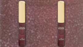 Textura suave y cuidada que proporciona confort e hidratación a los labios. Un olor muy intenso y de brillo duradero para unos labios oscuros y bien marcados