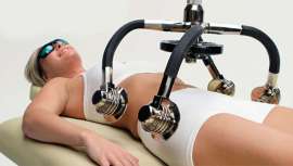 Emplea la tecnología cold laser (láser frío) que no precisa de cirugía, anestesia ni vendajes posteriores