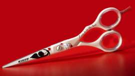 Kiepe Professional, distribuida en exclusiva en España por Fama Fabré, ha creado unas preciosas tijeras profesionales decoradas con motivos de amor. Unas herramientas con un acabado de lo más original: un sofisticado cristal en forma de corazón