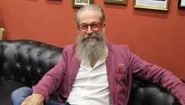 Más de 250 personas acudieron a la fiesta con la que se festejó la remodelación de la Ruzafa Barber, en la calle Rocafort de Barcelona. Allí charlamos con Juanjo Ruzafa, tercera generación de barberos al frente de un local centenario