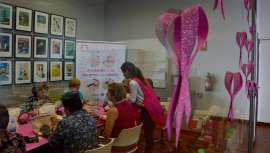 El programa enseña a las pacientes a cuidar su piel, protegerse del sol y maquillarse durante los tratamientos oncológicos, ayudándolas a sentirse mejor y tener una actitud más positiva