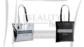 Los fondos recaudados con la primera Beauty Bag, a beneficio de la Fundación Vicente Ferrer, han hecho posible la edificación de cinco casas para personas con discapacidad de la aldea de Duradakunta, en la India