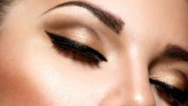 Este novedoso tratamiento de belleza permite tener unas cejas perfectas mediante la técnica del maquillaje semipermanente. Se realiza pelo a pelo y permitiendo modificar la forma y el color de la ceja