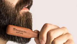 La plataforma Mujeres Barberas lanza el cepillo más solidario de la mano de Regincós Hair. El lanzamiento tiene como objetivo recaudar fondos para la investigación contra el cáncer