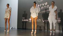 Bajo la batuta de Mikel Luzea, Felicitas Ordás, David Rodelas y Manuel Mon exhibieron técnicas creativas y colecciones espectaculares en peluquería femenina y masculina. Un año más, Effervescene no dejó a nadie indiferente en el espacio Cibeles 