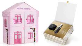 Un tesoro cosmético en una dulce casita de muñecas y un cofre cosmético antiage de estilo étnico-chic