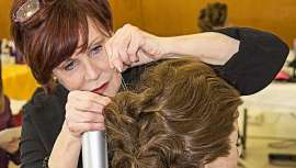 La Universidad de la Imagen organizó un curso de formación sobre recogidos, a cargo de la estilista australiana, para profesionales de toda Europa, los días 12 y 13 de octubre 