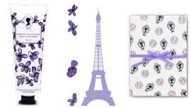 Académie reinterpreta una crema de 1890 a base de jugo de violetas que deja en la piel un velo de suavidad mientras la protege de ataques exteriores 