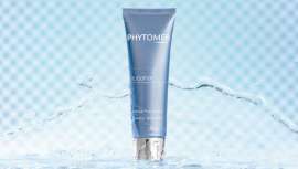 Proporciona una acción absorbente de los aceites superficiales y de desbloqueo de los poros congestionados. Aporta, además, suavidad a la piel sin resecarla ni provocar tirantez