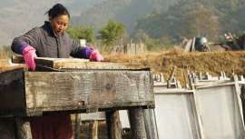 Por noveno año consecutivo, la firma envuelve sus productos en papel lokta, fabricado a mano en Nepal. Así, ayuda a más de 5.500 fabricantes locales a mantener a sus familias y a reconstruir sus hogares tras el terremoto del pasado ejercicio