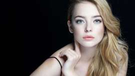 Consiste en la aplicación del color mediante unas capas casi traslúcidas para conseguir un efecto de color muy delicado que ilumine y aporte profundidad a la melena, según Natalie Iglesias, experta en color de la Maison Eduardo Sánchez