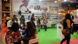 A su doble estand acudieron numerosos visitantes que tuvieron la oportunidad de disfrutar de demostraciones en directo. Además, pudieron comprobar de manera fidedigna la forma de trabajar con los diferentes esmaltes