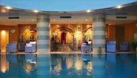 El hotel se encuentra en el oasis de Ein Bokek (colinas de Judea), a orillas del Mar Muerto