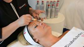 Su misión consiste en ofrecer regímenes de cuidado de la piel sencillos y efectivos para dar soluciones a las condiciones específicas de la epidermis