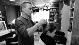 Thierry Gras, peluquero y propietario del salón francés Le Var, ha fundado la organización Coiffeurs Justes (Peluqueros Justos), cuyo propósito es el de reciclar los cabellos cortados como filtro contra la polución ambiental 