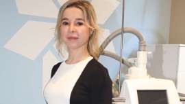 La doctora Adriana Ribé, médico dermatopatóloga y directora de Ribe Clinic, es una de las pioneras en ofrecer la nueva versión del aplicador CoolAdvantage de CoolSculpting
