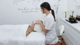 Exclusivos protocolos de cabina basados en las formulaciones cosmecéuticas más efectivas, los tratamientos de medicina estética más buscados, y la última tecnología de Venus Legacy son algunos de los nuevos servicios