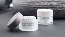 Su sistema patentado protege la fórmula para mejorar la durabilidad y permite una aplicación sencilla, utilizando una elegante bomba táctil airless