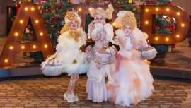 La estilista ha sido la encargada de la peluquería que lucirán Happy, Joy y Love, las tres reinas navideñas que pasearán por la Roca Village a favor de Save the Children 