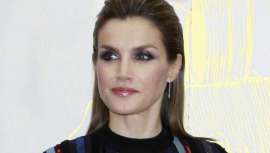 Eduardo Sánchez, director de la Maison Eduardo Sánchez, analiza el peinado elegido por la reina Letizia para la entrega de los premios Mariano de Cavia, Luca de Tena y Mingote. Un peinado dinámico, fresco y fácil de conseguir