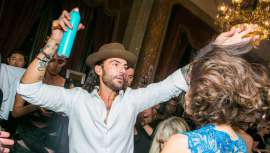 El embajador global de Moroccanoil, Antonio Corral Calero, fue el encargado de la peluquería en este desfile