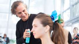 Bob Recine, de Moroccanoil, fue el encargado de la peluquería en este desfile