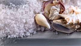 Este compuesto, que se encuentra en los lechos marinos y procede de los huesos y conchas de organismos marinos depositados durante millones de años, también se encuentran en el mármol, la piedra caliza y la tiza