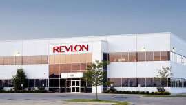 Con estas medidas, Revlon organiza la empresa para reducir costes. Las razones se deben a la adquisición de la marca Elizabeth Arden