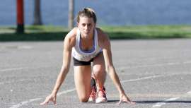 María Victoria Woodward, considerada la mujer más rápida de Argentina, compagina su brillante carrera como deportista de élite con la atención a las clientas de la peluquería de su hermana Cynthia, por las mañanas