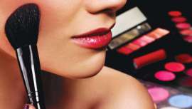 Esta firma de maquillaje presenta una amplia y completa gama de productos formulados con principios activos que cuidan y mejoran el estado de la piel