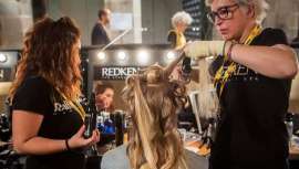 La marca, junto con el equipo de Raffel Pages, dirigido por Xesca Forné, directora artística de Raffel Pagés y Alicia Barón, Redken Stylist Manager, darán el toque final para que la peluquería ocupe un lugar protagonista en la pasarela