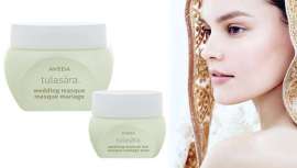 Con un 97% de ingredientes de origen natural, trabaja durante la noche mientras la piel descansa para despertar cada mañana con una piel luminosa