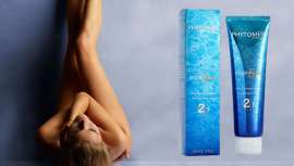 Se trata del primer producto de efecto peeling y adelgazante a la vez, concebido para ahorrar tiempo, alisar la piel al instante y corregir día tras día la celulitis, las redondeces y las estrías