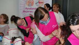 El programa enseña a las pacientes a cuidar su piel, a protegerse del sol y a maquillarse durante los tratamientos oncológicos, ayudándolas a sentirse
mejor y tener una actitud más positiva