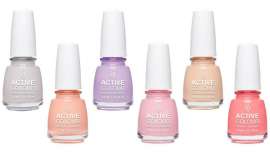 Disponible en seis tonos neutros que complementan cualquier color de piel y corrigen la apariencia de la uña