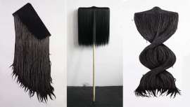 El artista plasma su fascinación por lo paranormal y las películas de ciencia ficción y terror en sus lienzos y esculturas. Las melenas largas y espesas, que simulan las de la siniestra criatura de la cinta japonesa Ring, protagonizan sus obras