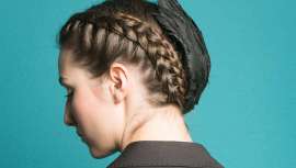 La firma se inspira en dicha comunidad para potenciar un estilo sobrio, adornado con recogidos a base de trenzas francesas. Peinados que aportan un resultado sofisticado en reuniones de trabajo y ocasiones especiales