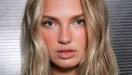 Esta técnica en maquillaje convive con el strobbing o el contouring, y se basa en aplicar polvos bronceadores de manera natural