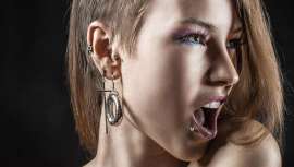 Esta cirugía, altamente eficaz, persigue reconstruir piercings o perforaciones de mayor calibre. La técnica restablece la continuidad de la piel, sin agujeros ni cicatrices aparentes