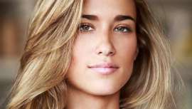 Tal y como sucede con el maquillaje, el color del cabello marca el estilo de cada uno. Para aquellas clientas que no se atreven con las coloraciones permanentes, se resisten al cambio y desean cuidar su pelo, el baño de color Dia es la mejor opción