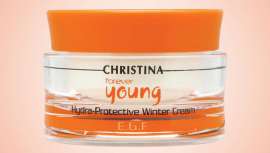 Esta crema de Christina Cosmetics retiene la humedad en el interior de la piel y evita que ésta se reseque con el frío formando una fina película que mantiene el equilibrio de hidratación y temperatura naturales de la piel